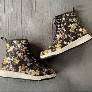 Dr. Martens Darcy Black Floral Newton Boots Womens Size 10 Boho Punk Retro Glam